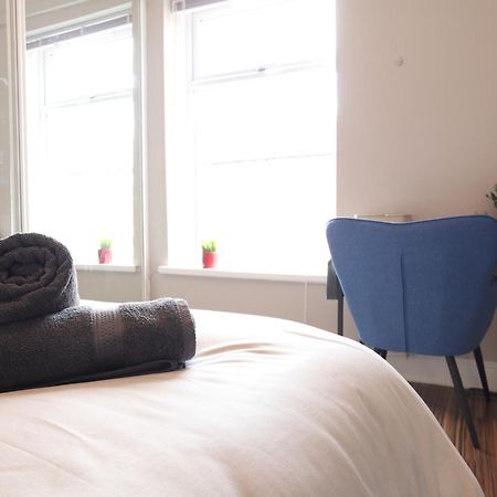 2-Bedroom, Free Parking, High Speed Wi-Fi, Swinton Manchester Exteriör bild