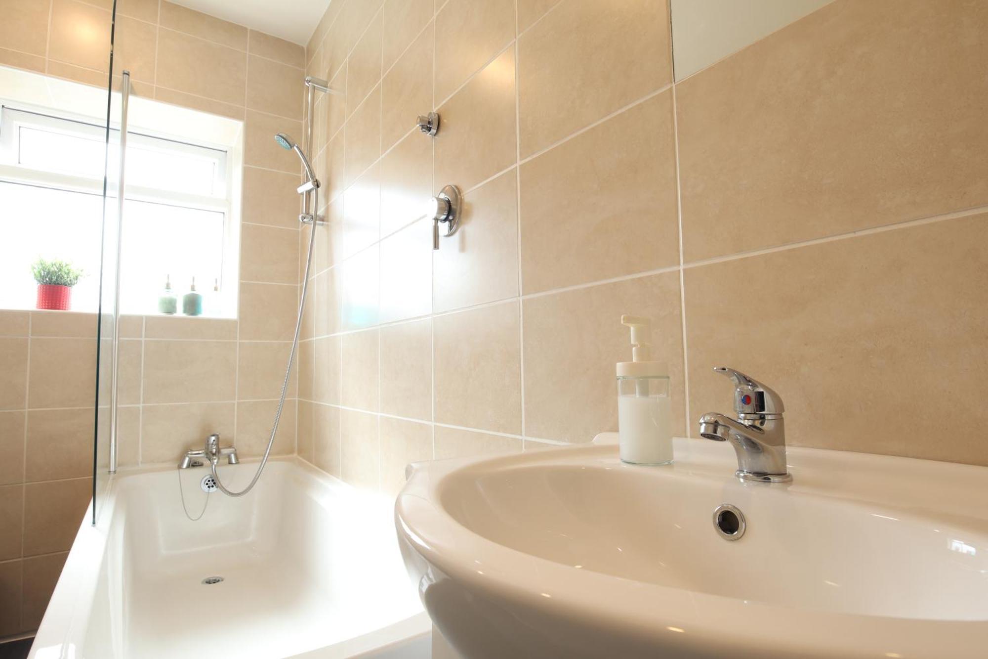 2-Bedroom, Free Parking, High Speed Wi-Fi, Swinton Manchester Exteriör bild